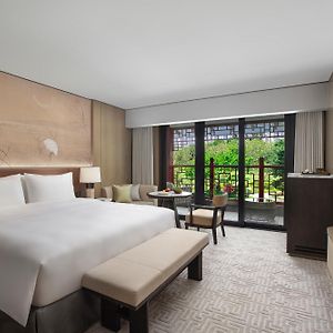 Queen Room Garden View